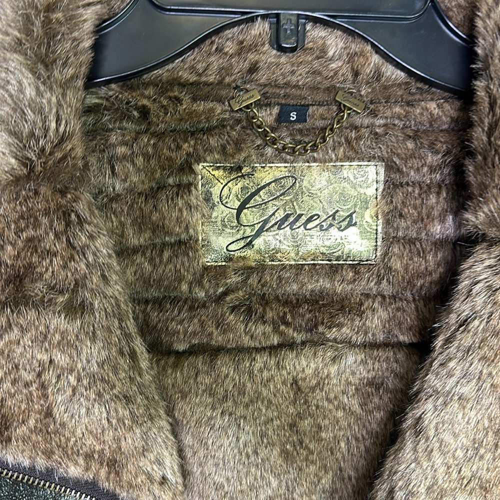 Guess - Picture 8 of 17